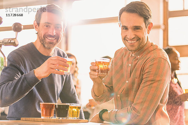 Porträt lächelnd Männer Freunde Verkostung Bier bei Mikrobrauerei bar