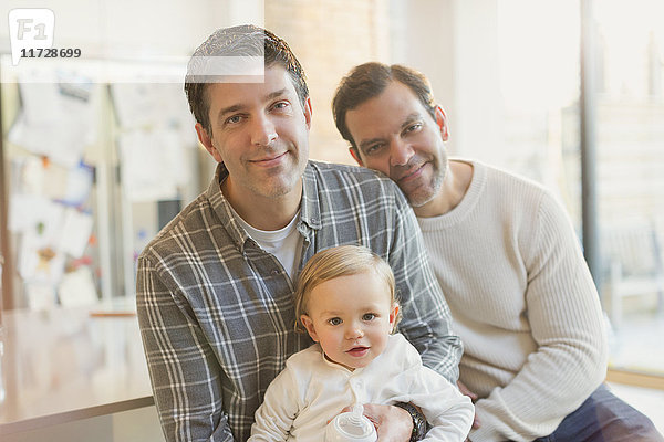 Portrait lächelnde männliche schwule Eltern mit Baby-Sohn