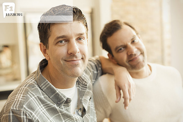 Portrait selbstbewusstes männliches schwules Paar