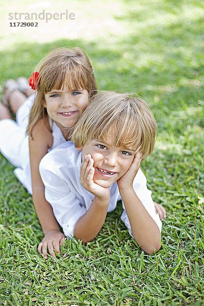 Junge und Mädchen haben Spaß im Park