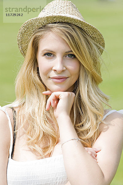 Porträt einer jungen blonden Frau im Park
