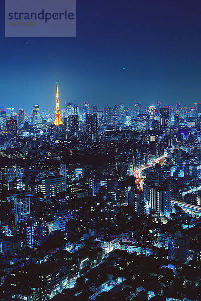 Stadtbild von Tokio bei Nacht  Tokio  Japan