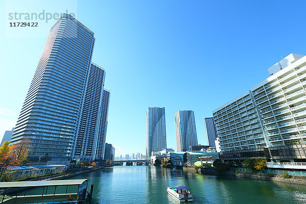 Wolkenkratzer und blauer Himmel  Tokio  Japan
