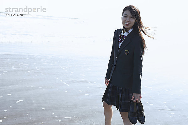 Junge Japanerin in Highschool-Uniform am Meer  Chiba  Japan