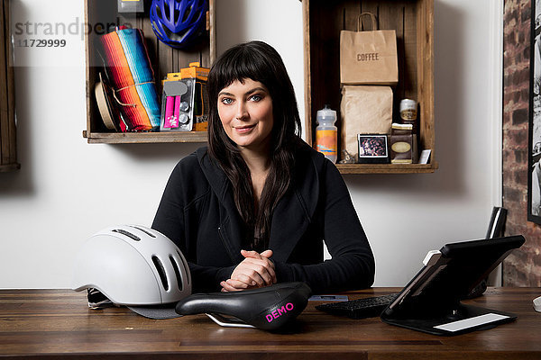 Frau im Geschäft für Fahrradzubehör