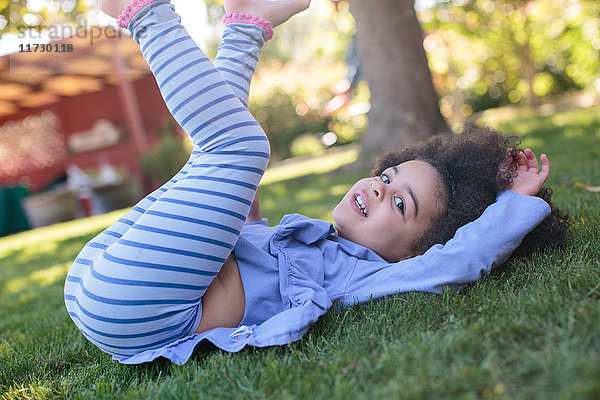 Bildnis eines jungen Mädchens  im Gras liegend  Beine angehoben