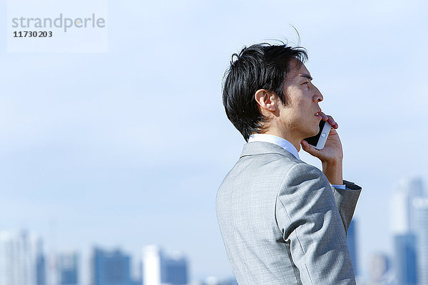 Japanischer Geschäftsmann am Telefon in der Innenstadt von Tokio  Japan