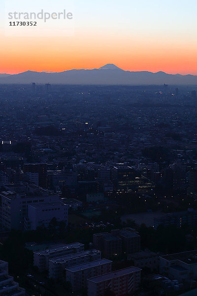 Stadtbild von Tokio bei Sonnenuntergang