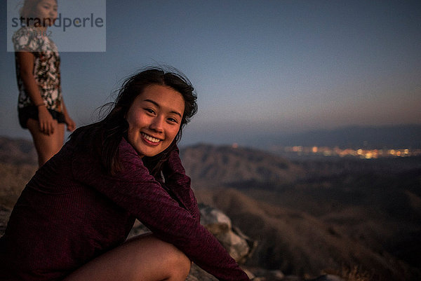 Porträt einer jungen Frau und Freundin im Joshua-Tree-Nationalpark bei Sonnenuntergang  Kalifornien  USA