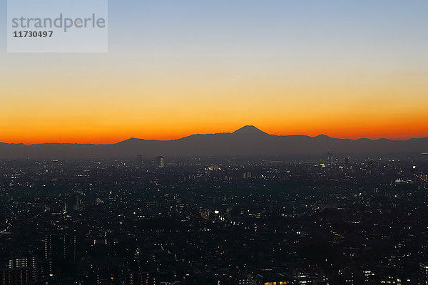 Stadtbild von Tokio bei Sonnenuntergang