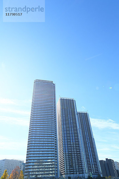 Wolkenkratzer und blauer Himmel  Tokio  Japan