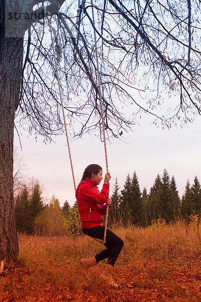 Mädchen auf Schaukel im Park  Tschusowoj  Russland