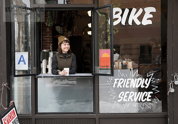 Weibliche Angestellte im Servicefenster  Nike and Coffee shop  New York  USA