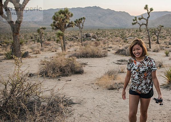 Junge Frau im Joshua-Tree-Nationalpark in der Abenddämmerung  Kalifornien  USA