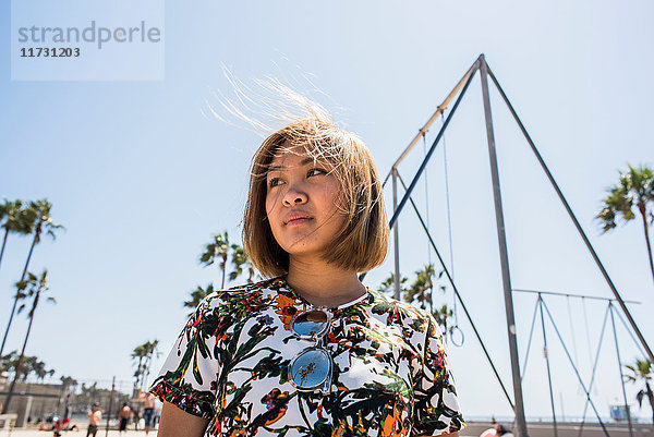 Junge Frau mit Blick von Venice Beach  Kalifornien  USA