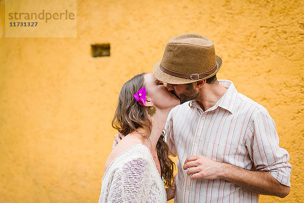 Küssende Paare auf der Straße  Mexiko-Stadt  Mexiko