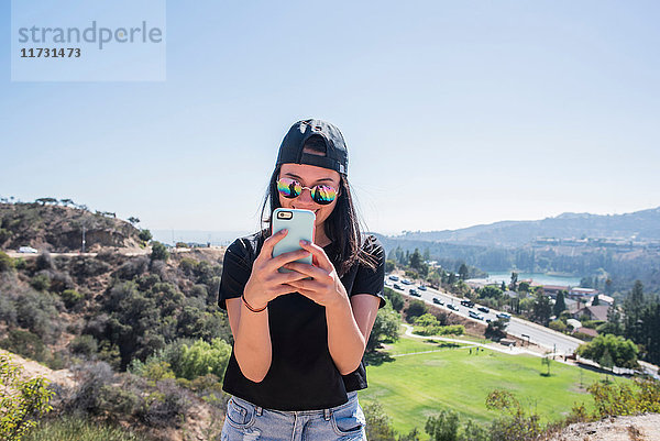 Junge Frau fotografiert Hollywood-Zeichen  Los Angeles  Kalifornien  USA