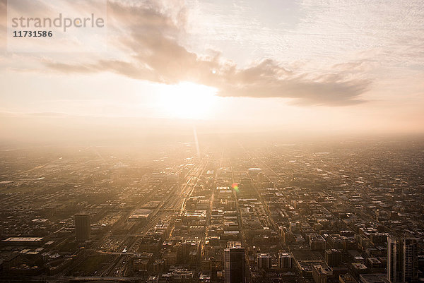 Blick vom Skydeck auf den Sonnenuntergang über Chicago  Chicago  Illinois  USA