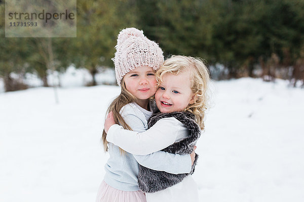 Schwestern in schneebedecktem Park  Oshawa  Kanada