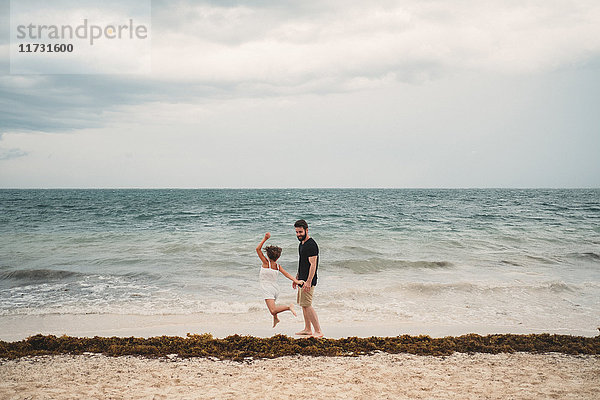 Vater und Tochter spielen am Strand  Cancun  Mexiko