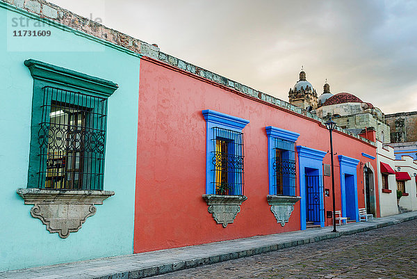 Traditionell  farbenfroh  Gebäudeaußenseite  Oaxaca City  Mexiko