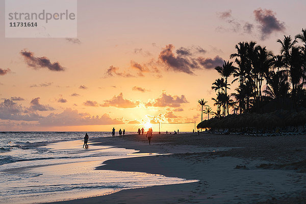 Menschen am Strand bei Sonnenuntergang  Bavaro Beach  Punta Cana  Dominikanische Republik