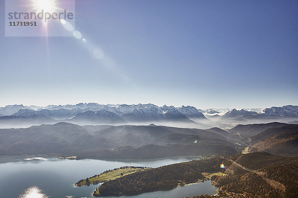 Hochwinkelansicht der sonnenbeschienenen Berge und des Walchensees  Bayern  Deutschland