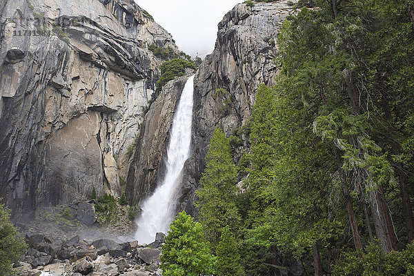Blick auf den Wasserfall  Yosemite National Park  Kalifornien  USA