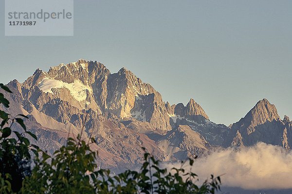 Schneebedeckte Gipfel des Jade-Drachen-Schneeberges  Lijiang  Yunnan  China