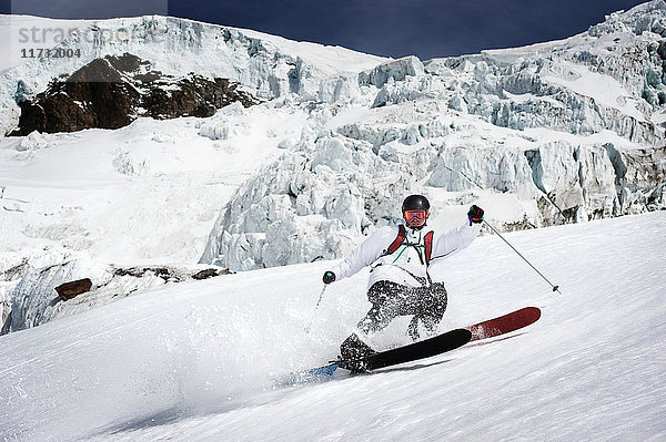 Männlicher Skifahrer rast bergab