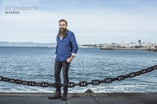 Mann mit Bart steht in Port Point  San Francisco  Kalifornien  USA