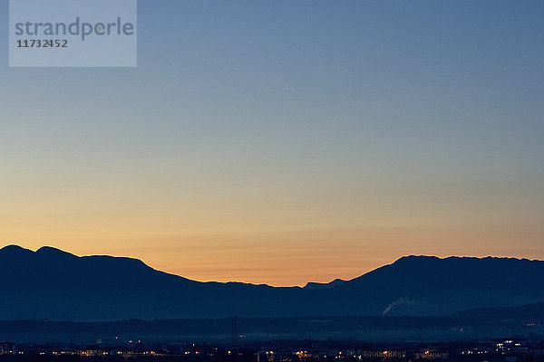 Silhouette einer Bergkette vor dramatischem Himmel  Lijiang  Yunnan  China