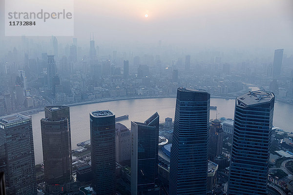 Hochwinkelaufnahme einer nebligen Stadtlandschaft  Shanghai  China