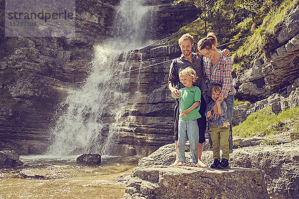 Zwei-Generationen-Familie vergnügt sich am Wasserfall  Ehrwald  Tirol  Österreich