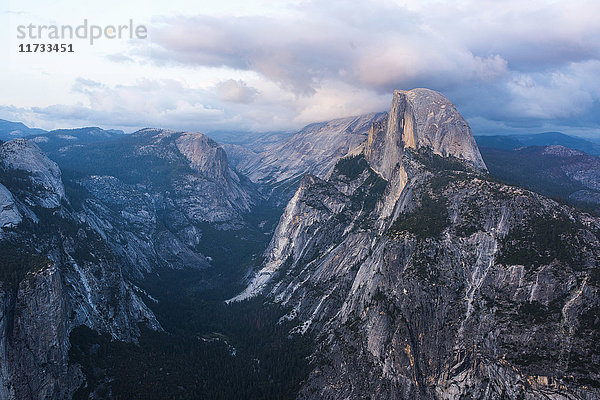 Erhöhter Blick auf die Berge  Yosemite National Park  Kalifornien  USA