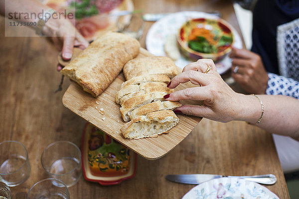 Drei Frauen beim gemeinsamen Mittagessen  zu Hause  Mittelteil