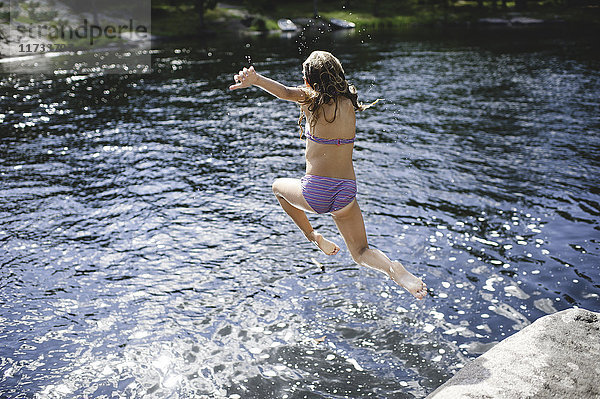 Mädchen im Bikini springt ins Wasser  Kings Lake  Ontario  Kanada