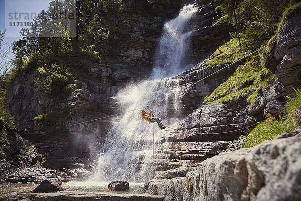 Mann beim Abseilen des Wasserfalls  Ehrwald  Tirol  Österreich