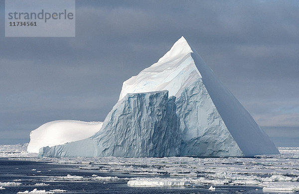 Eisberg in Eisschollen im Südpolarmeer  180 Meilen nördlich der Ostantarktis  Antarktis