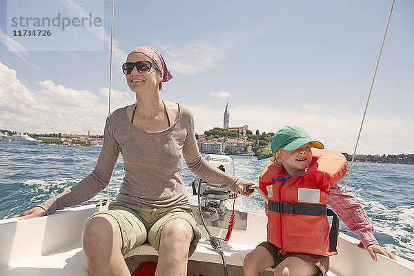 Ältere Frau mit Sohn steuert Motorboot  Rovinj  Halbinsel Istrien  Kroatien