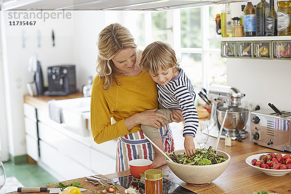 Mutter und Sohn gemeinsam in der Küche und bereiten das Essen vor
