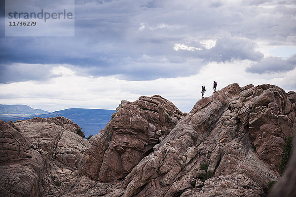 Paar auf Felsen  Hartman Rocks Recreation Area  Gunnison  Colorado  USA