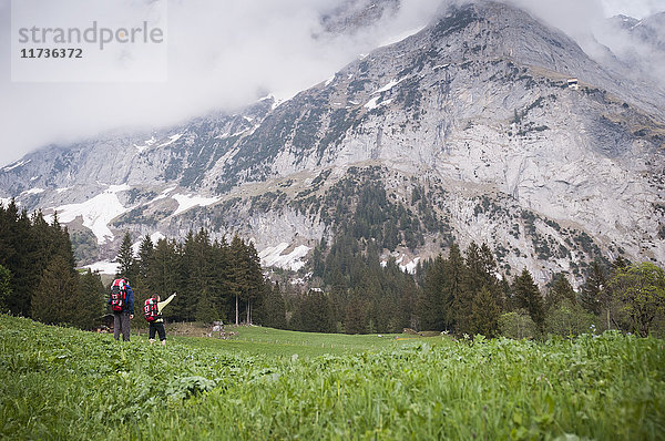 Wandern zu zweit  Berner Oberland  Schweiz