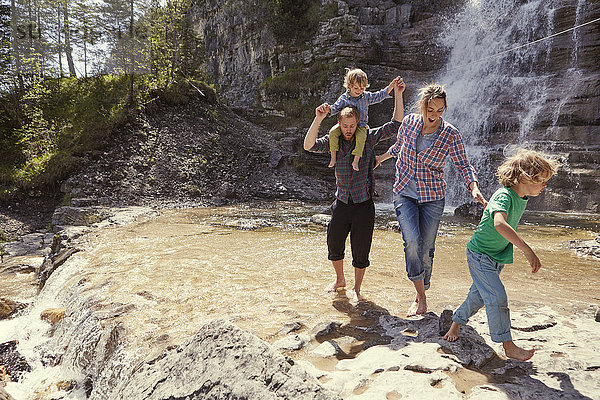 Zwei-Generationen-Familie hat Spaß am Wasserfall  Ehrwald  Tirol  Österreich