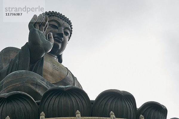 Großer Buddha  Lantau-Insel  Hongkong  Niedrigwinkelansicht