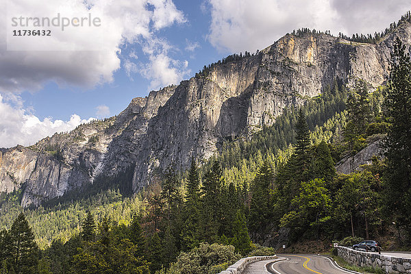 Blick auf die Bergautobahn  Yosemite National Park  Kalifornien  USA