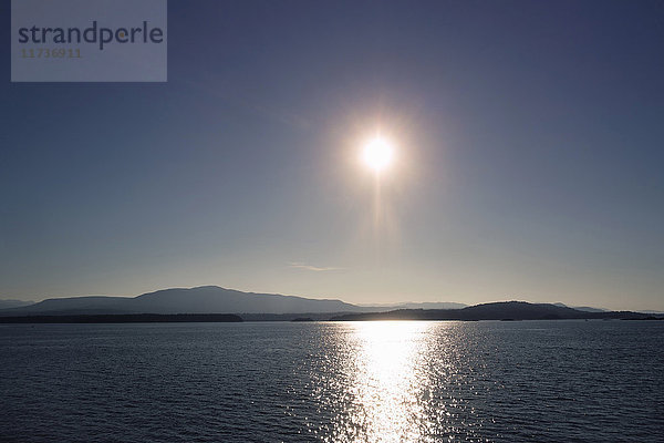 Sonnenlicht über Wasser  Nanaimo  Britisch-Kolumbien  Kanada