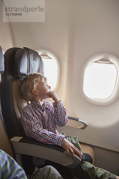 Jungen im Flugzeug sitzend