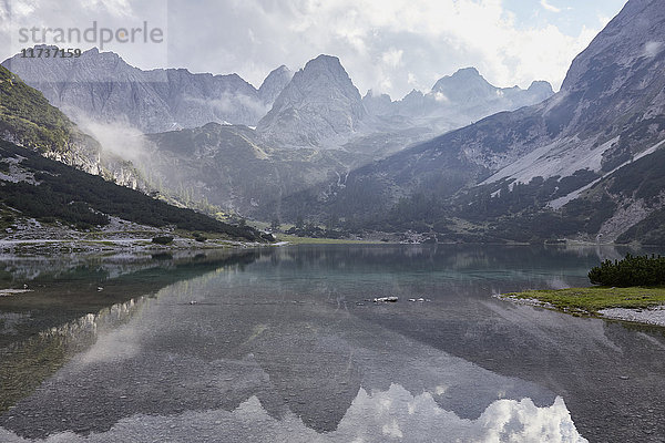 Berge spiegeln sich im Seebensee  Ehrwald  Tirol  Österreich