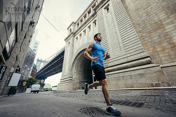 Junge männliche Läufer laufen in Brooklyn  New York  USA